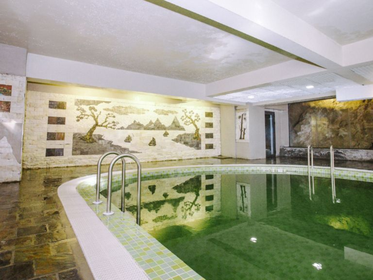Sapa Charm Hotel sở hữu bể bơi nước nóng trong nhà, phù hợp thời tiết Sa Pa se lạnh.