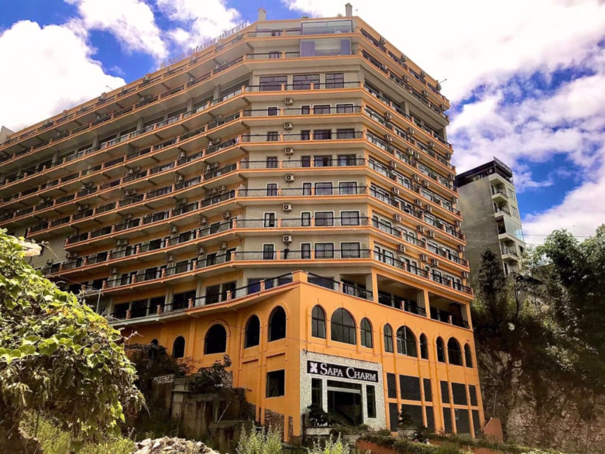Sapa Charm Hotel tọa lạc trên trục đường Mường Hoa, một trong những cung đường đẹp nhất Sa Pa. 