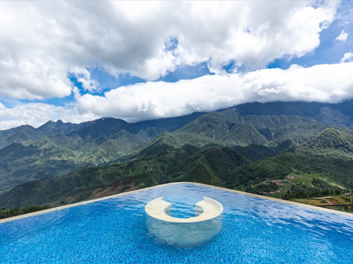 Hồ bơi vô cực tại Sapa Soleil Hotel nằm trên tầng cao, mở ra khung cảnh núi non và thung lũng xa. 