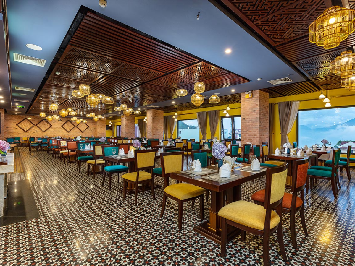 Nhà hàng Tả Van của Sapa Soleil Hotel nằm trên tầng cao, hướng thẳng ra thung lũng Mường Hoa.