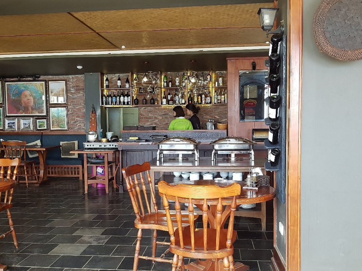 Khách sạn có quầy bar phục vụ đồ uống nhẹ, phù hợp thư giãn sau ngày dài tham quan. 