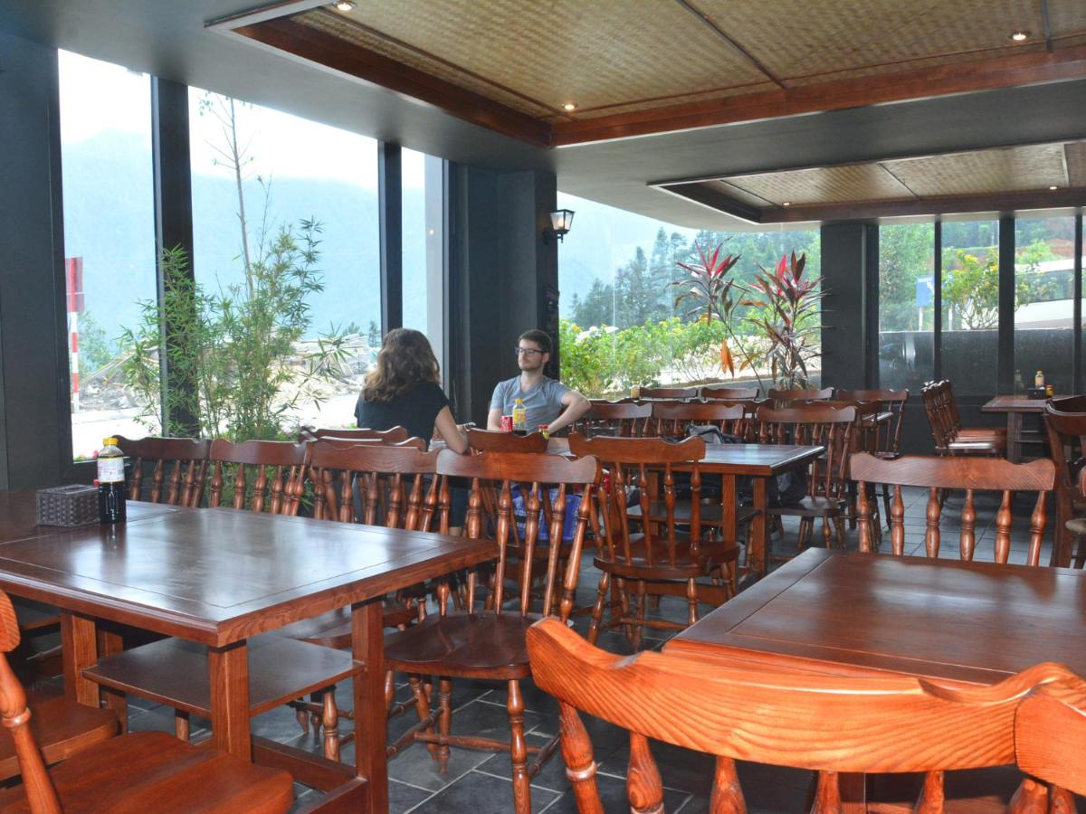 Nhà hàng Violet tại Sapa Vista Hotel cung cấp buffet sáng miễn phí cho khách lưu trú. 