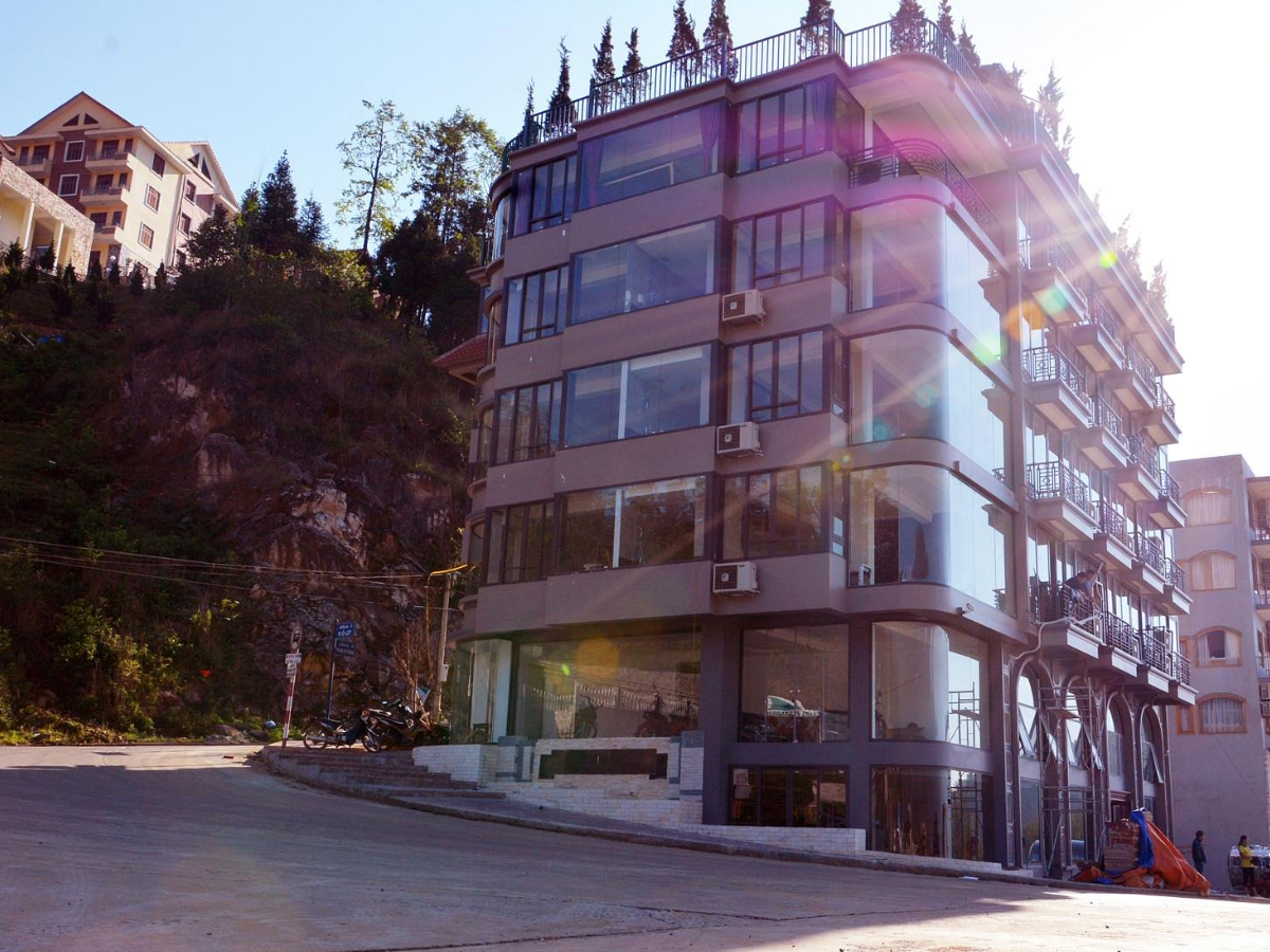 Sapa Vista Hotel là khách sạn 3 sao nằm ngay trung tâm Sa Pa với mức giá hợp lý. 