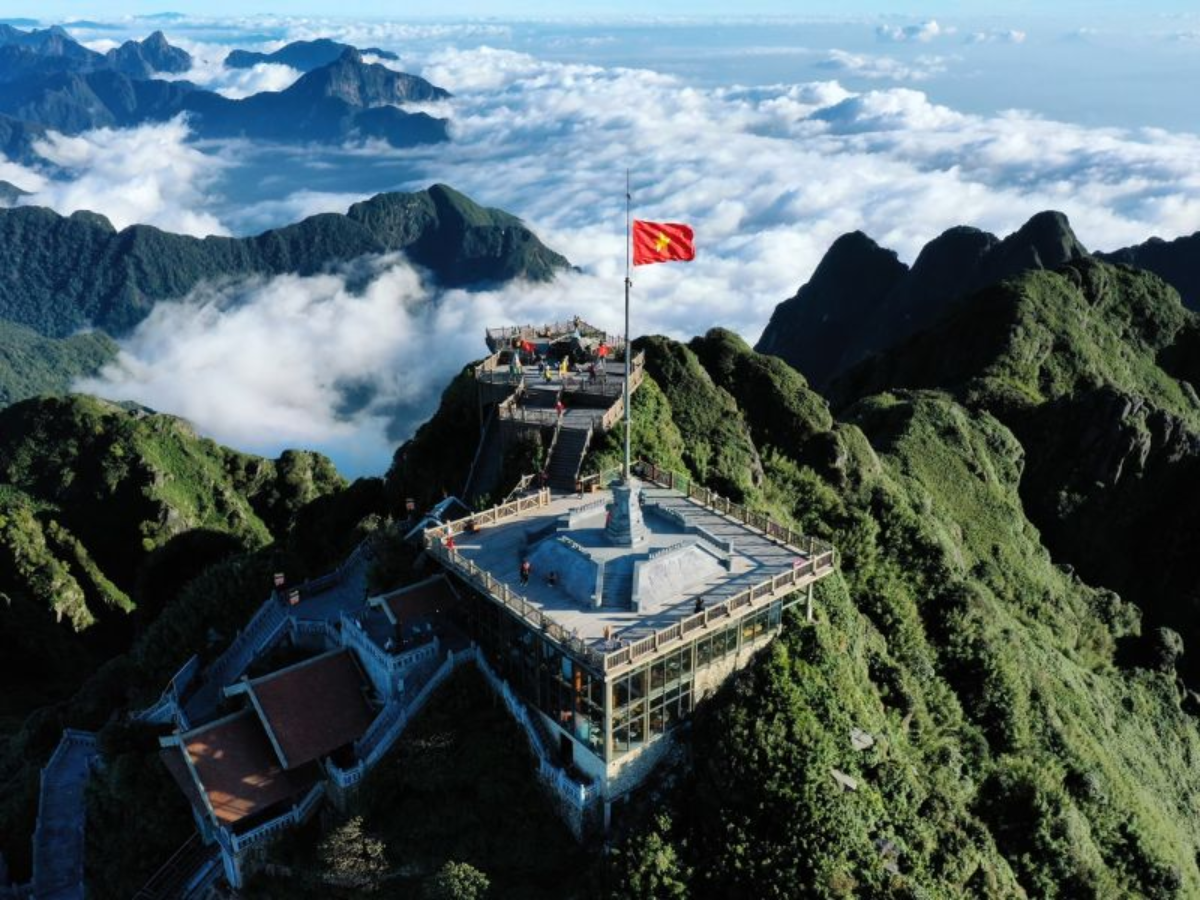 Từ The Gate Boutique Hotel Sapa, du khách dễ di chuyển đến Sun World Fansipan Legend bằng taxi hoặc xe máy.