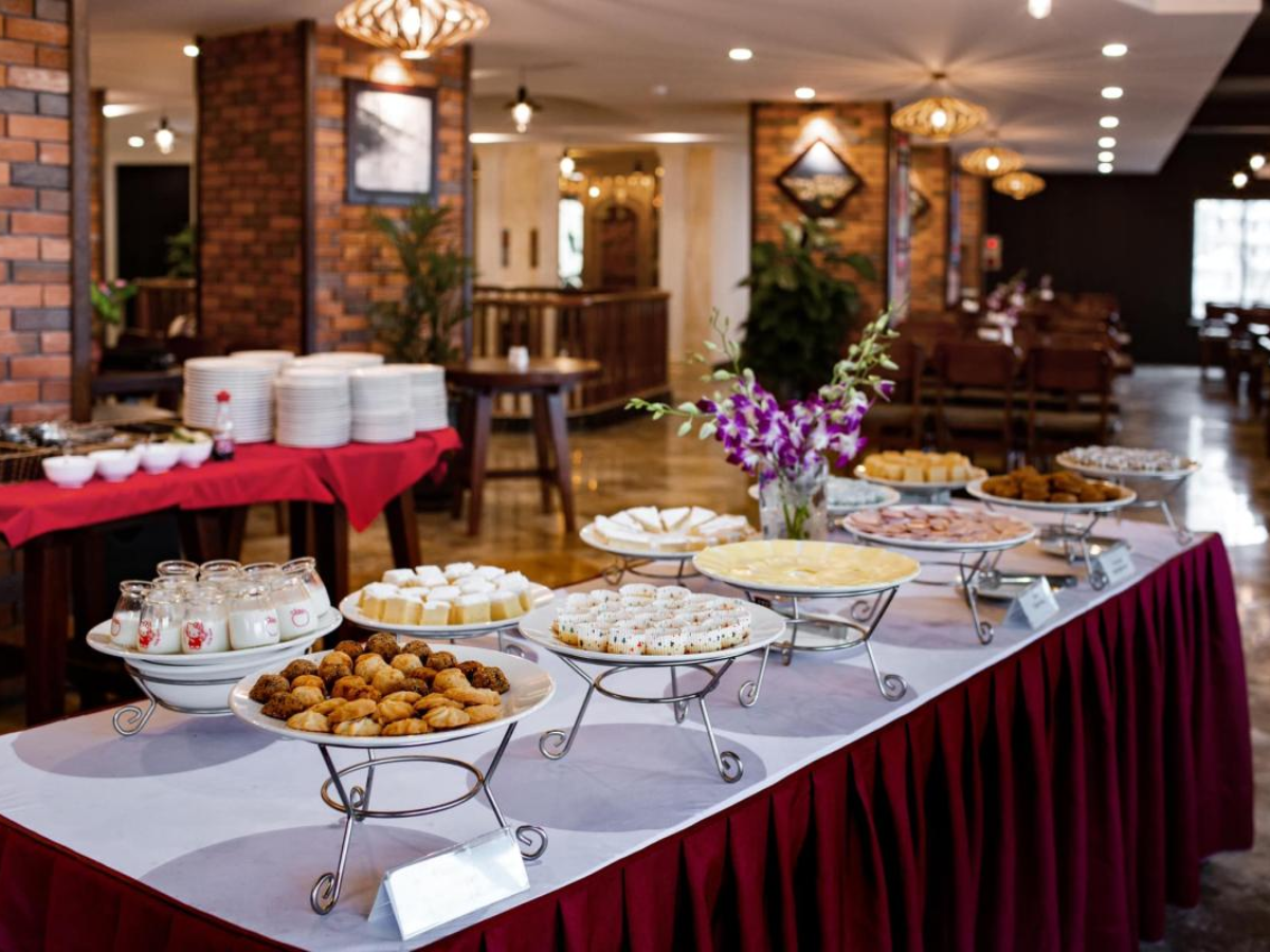 Buffet sáng tại The View Sapa Hotel có thực đơn cơ bản, dễ ăn, phù hợp nhiều đối tượng. 