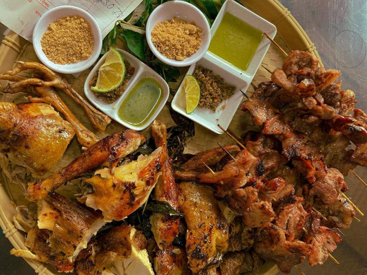 Thực đơn tại Thắng Cố A Quỳnh có gà đen, lợn bản nướng, cá hồi, cá tầm, thịt hun khói, cơm lam.