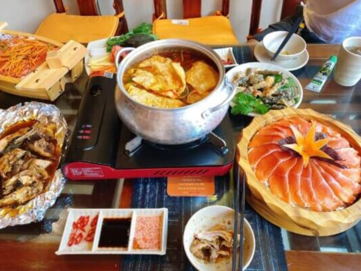 Lẩu cá hồi là món nổi bật tại Mẩy Quán, cá nuôi nước lạnh Sa Pa nên thịt chắc và ngọt.