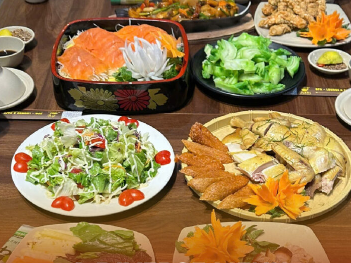 Thực đơn tập trung vào thắng cố lợn cắp nách lẩu gà đen cá hồi và cá tầm. 