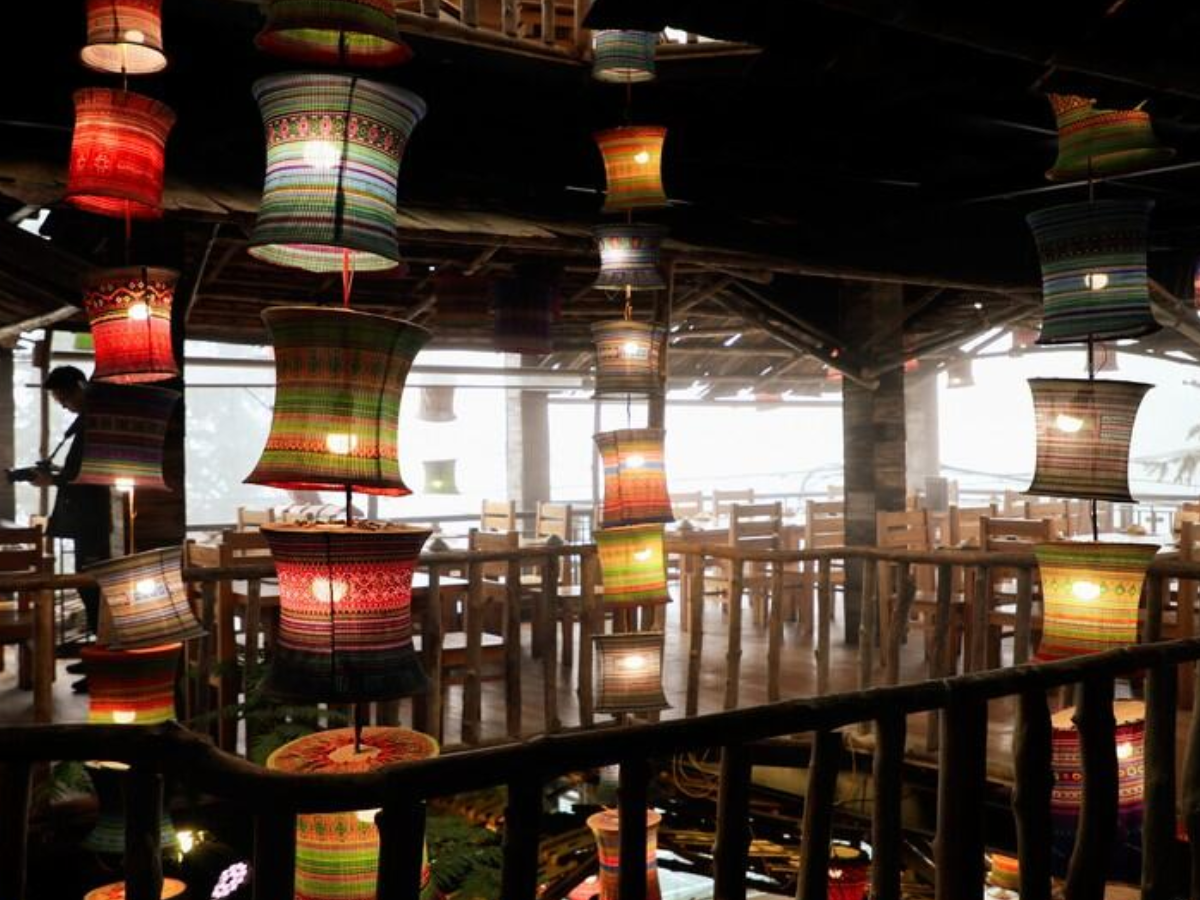 Không gian bên trong được trang trí bằng thổ cẩm nhạc cụ dân tộc và chi tiết gợi nhớ bản làng.