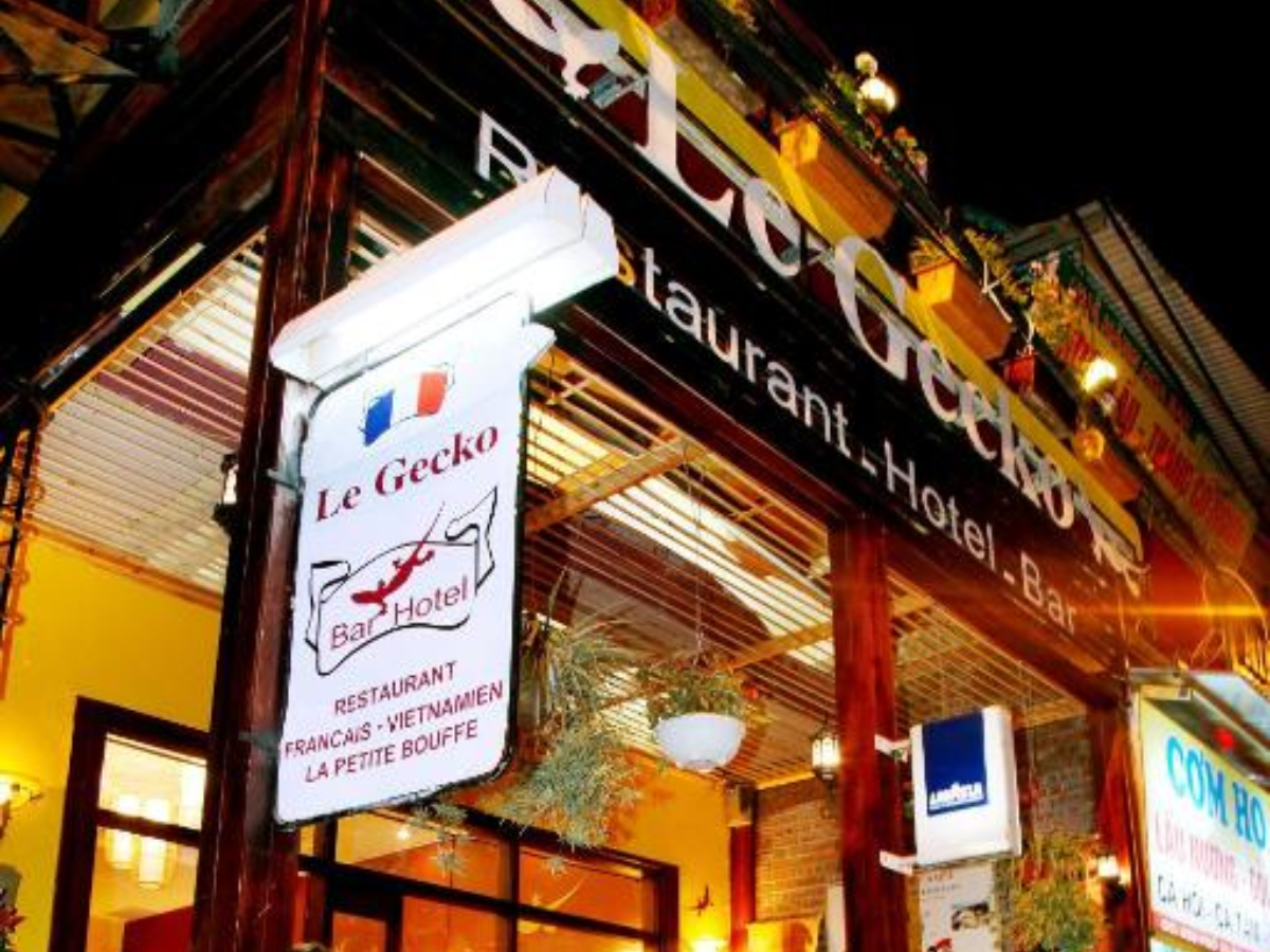 Le Petit Gecko tọa lạc tại số 07 Xuân Viên, trung tâm Sa Pa, cách quảng trường và nhà thờ đá vài bước chân.