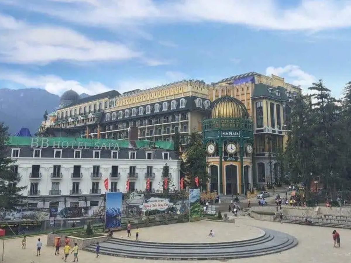 Sau bữa sáng bạn có thể dạo quảng trường trung tâm và ghé nhà thờ đá cổ kính Sa Pa. 