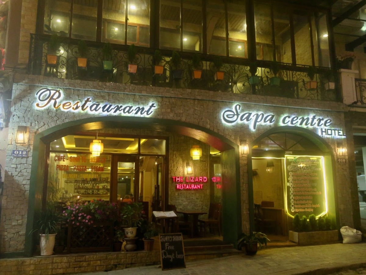 The Lizard Restaurant tọa lạc tại số 12 Cầu Mây ngay trung tâm thị trấn Sa Pa. 
