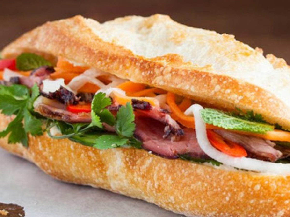 The Lizard Restaurant còn phục vụ bún chả bánh mì canh mỳ và món cá gừng. 