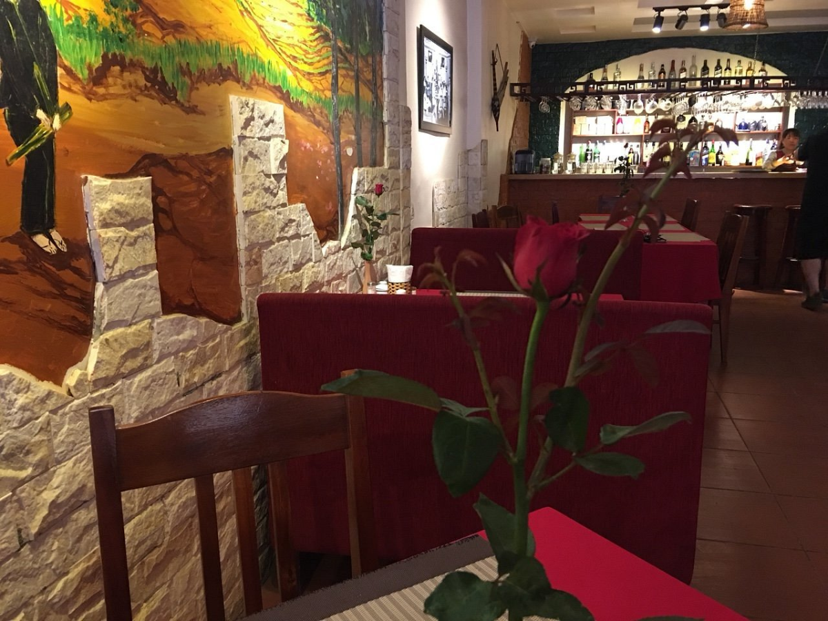 Bên trong The Lizard Restaurant được bố trí gọn gàng với bàn ghế gỗ ánh sáng ấm và không gian thoải mái. 