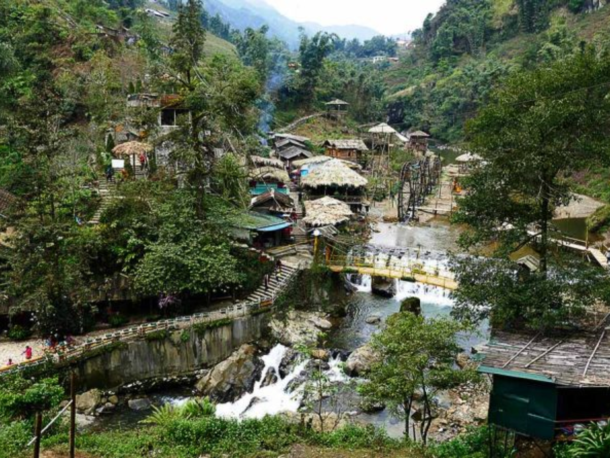 Một ngày ở Sa Pa có thể bắt đầu bằng chuyến tham quan bản Cát Cát của người H’Mông gần trung tâm.