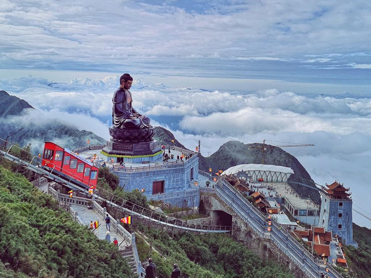 Bạn có thể đến Sun World Fansipan Legend để trải nghiệm cáp treo chinh phục đỉnh Fansipan Nóc nhà Đông Dương.