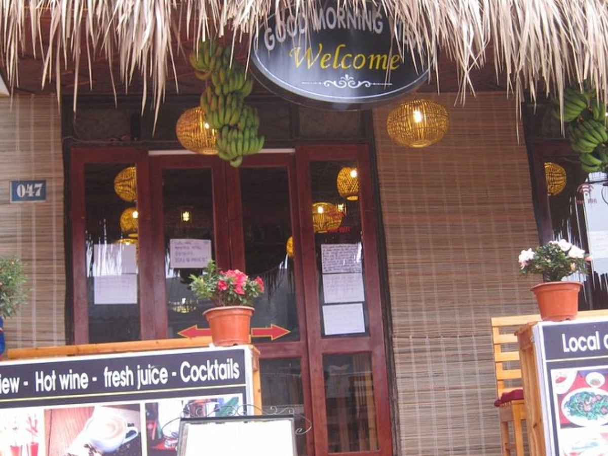 Good Morning View Restaurant tọa lạc tại số 047 Mường Hoa gần trung tâm nhưng vẫn giữ được không gian riêng tư và yên bình.