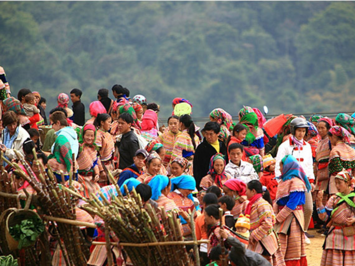Lùng Khấu Nín thuộc xã Cao Sơn tỉnh Lào Cai và cách thị xã Sa Pa khoảng 80 km.