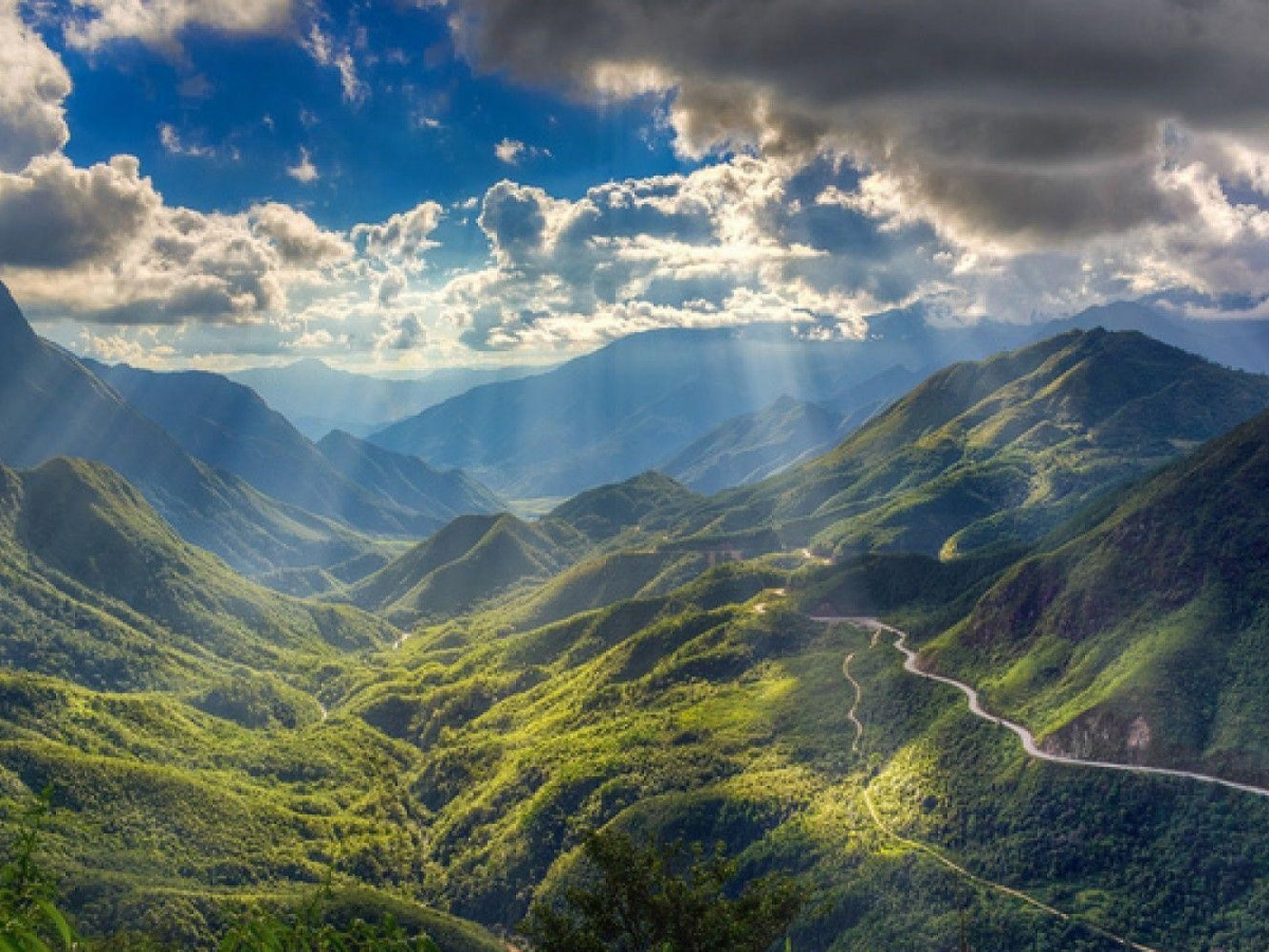 Đèo Ô Quy Hồ gây ấn tượng bởi độ cao lớn và cảnh sắc thay đổi theo từng đoạn đường.