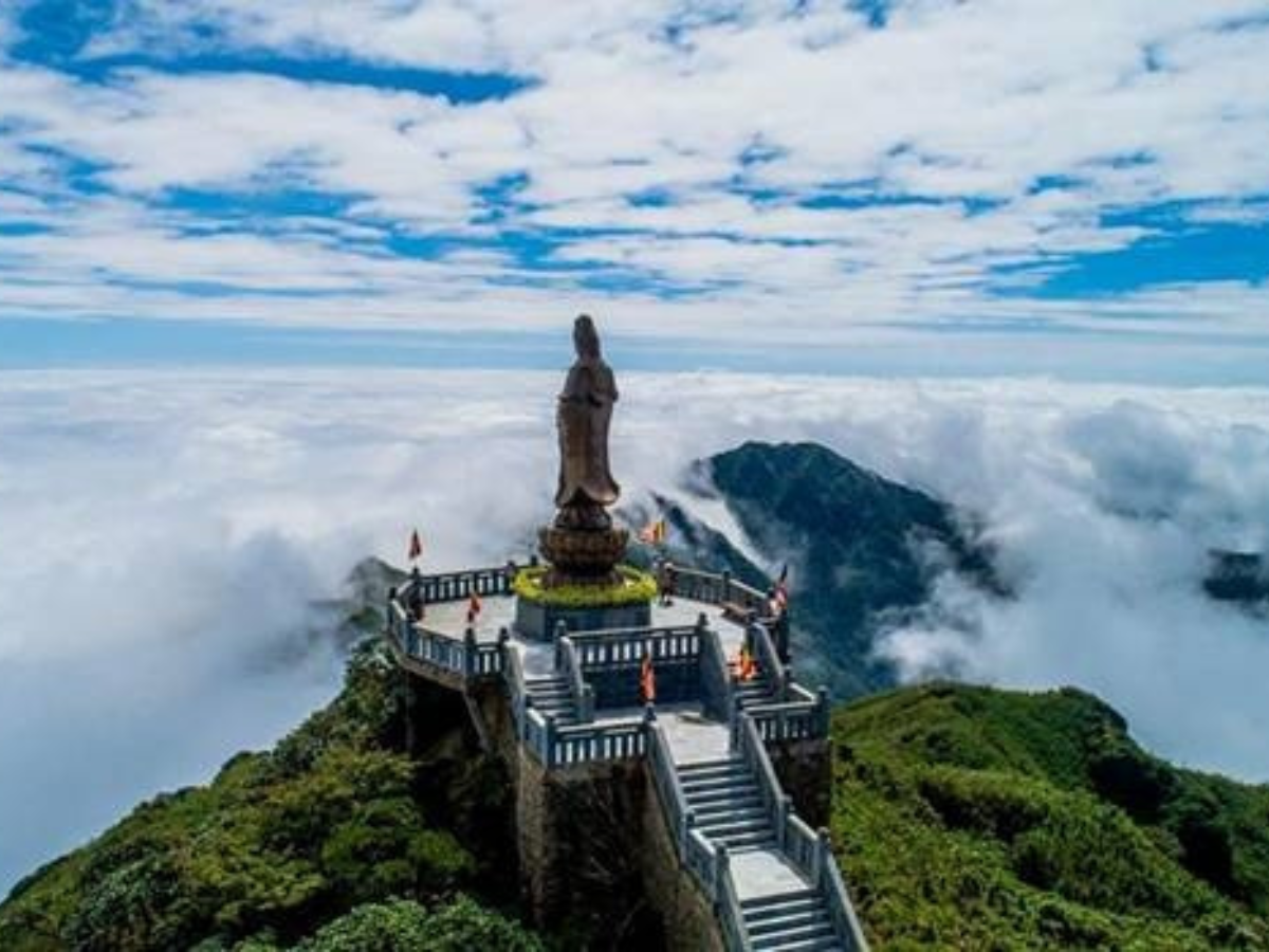 Khu du lịch Sun World Fansipan Legend thu hút du khách với cáp treo quần thể tâm linh và lễ hội theo mùa. 