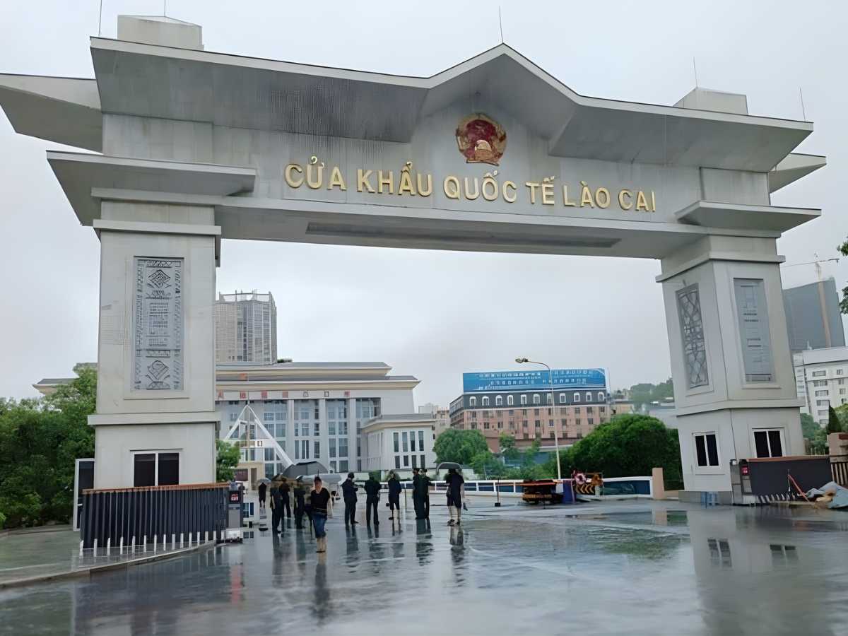 Thủ tục xuất nhập cảnh được thực hiện tại khu vực cửa khẩu.
