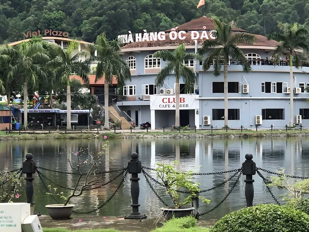 Hoạt động thường nhật diễn ra quanh khu vực hồ trung tâm.