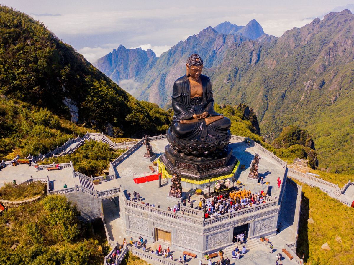 Khám phá quần thể tâm linh giữa khung cảnh núi non hùng vĩ. 