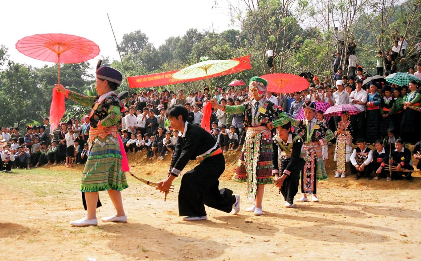 Du khách có cơ hội thưởng thức văn nghệ của đồng bào dân tộc thiểu sổ