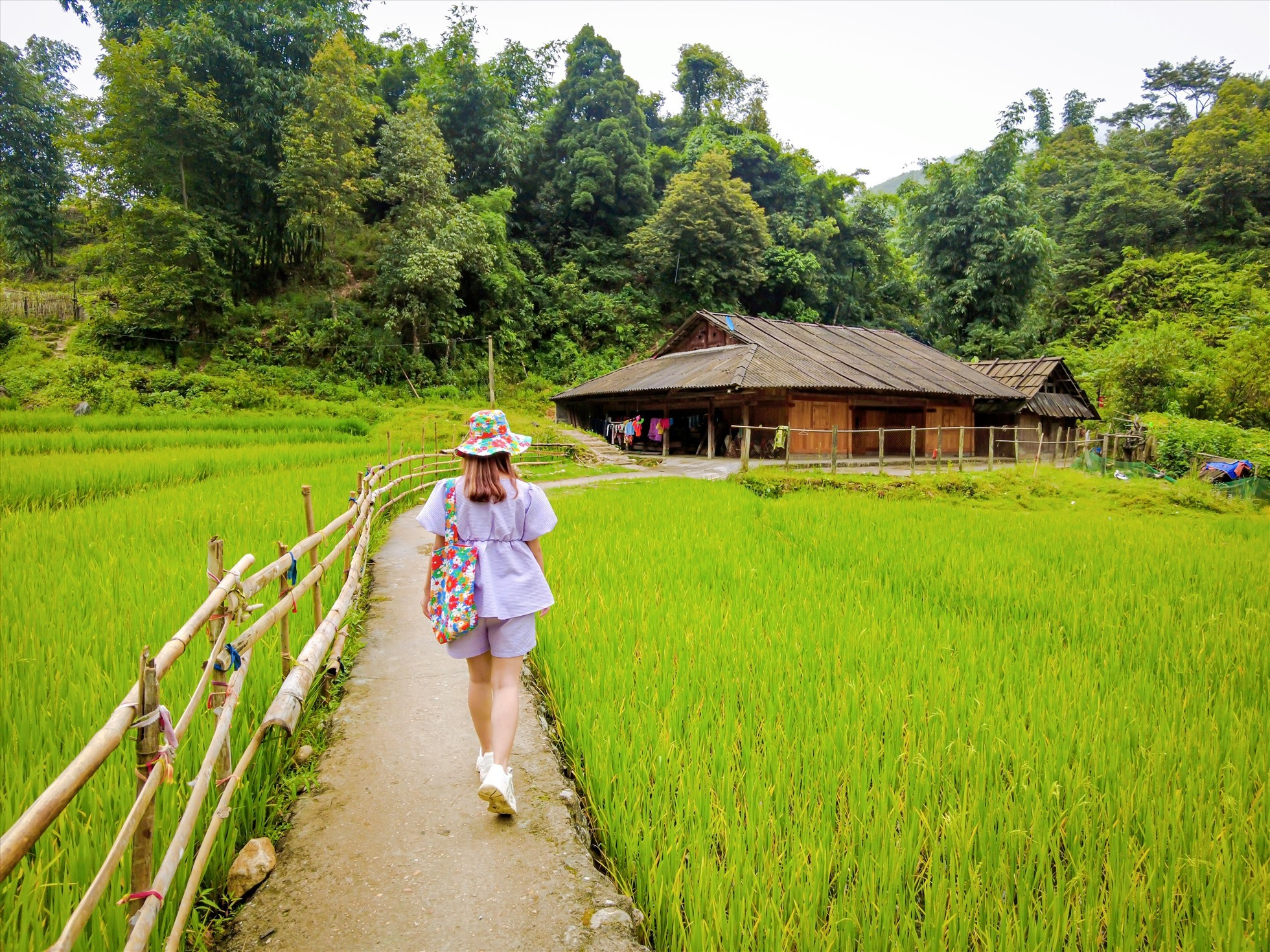 Du khách trải nghiệm không gian yên bình khi dạo bước khám phá bản làng Sa Pa