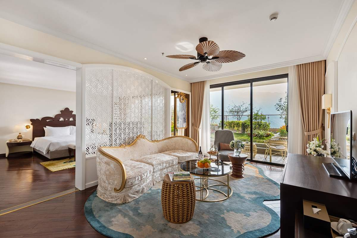 Phòng nghỉ tại KK Sa Pa Hotel sở hữu cửa kính lớn với tầm nhìn bao quát ruộng bậc thang