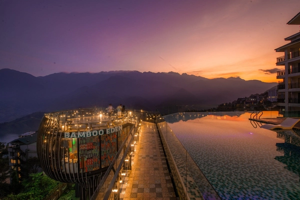 Hồ bơi vô cực của Bamboo Sa Pa Hotel mang đến góc ngắm mùa vàng Sa Pa đầy ấn tượng
