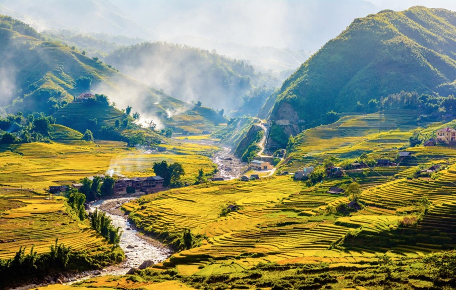 Những khách sạn nằm dọc thung lũng Mường Hoa sở hữu tầm nhìn đẹp hướng ra ruộng bậc thang mùa vàng