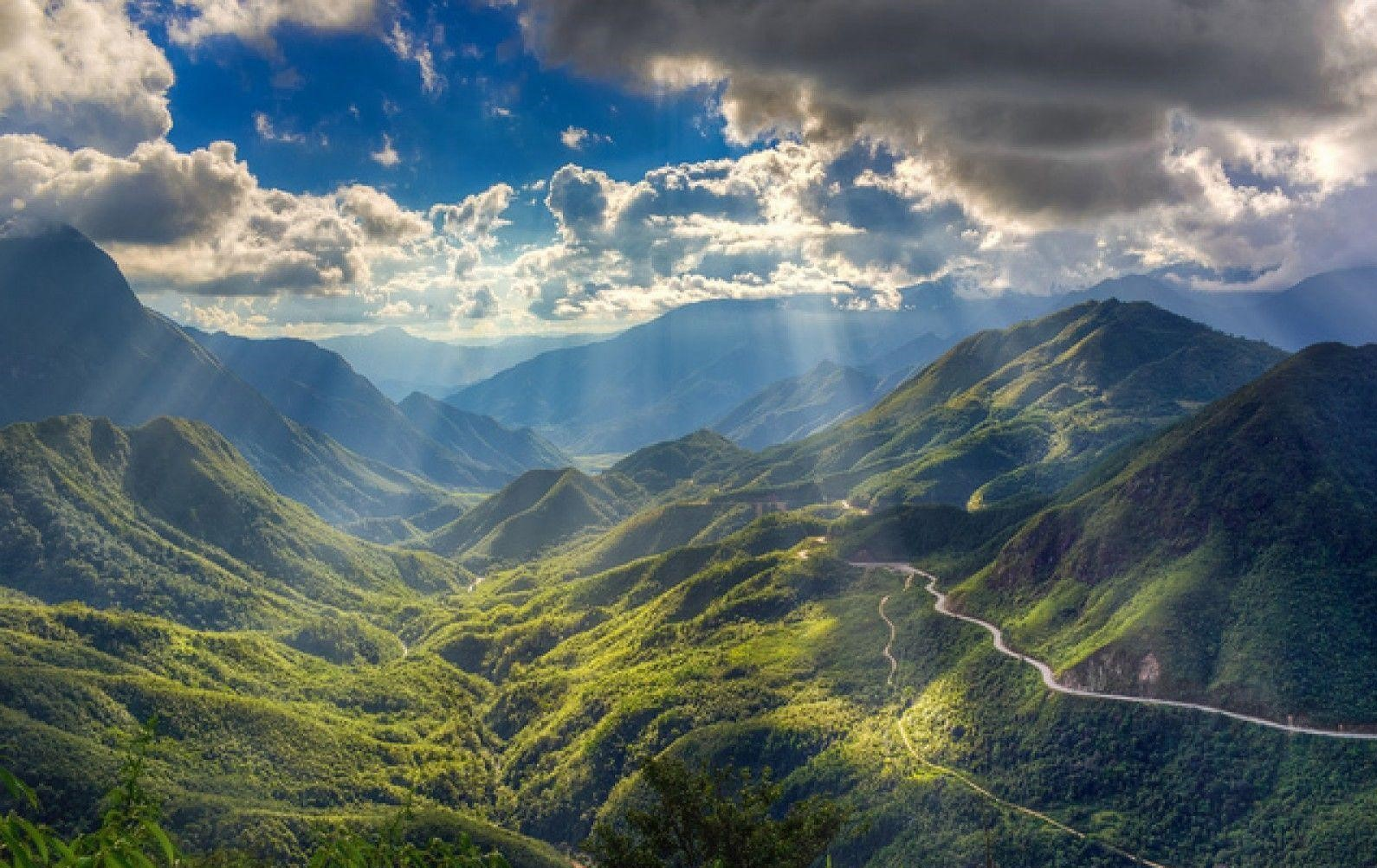 Đèo Ô Quy Hồ gây ấn tượng với cung đường uốn lượn giữa núi rừng và khung cảnh biển mây hùng vĩ