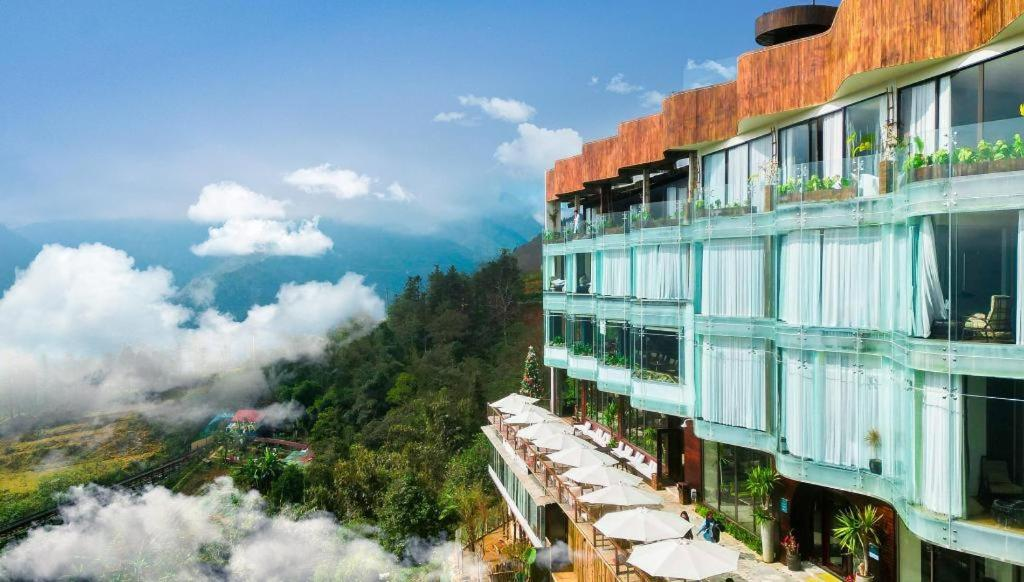 Viettrekking Sa Pa nổi bật với view săn mây hướng về dãy Hoàng Liên Sơn