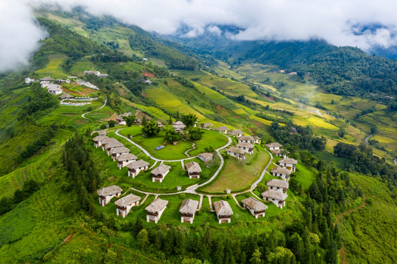 Khung cảnh ruộng bậc thang và những nếp nhà bản làng tạo nên không gian nghỉ dưỡng yên bình ở Sa Pa