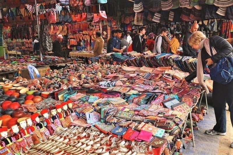 Chợ phiên Bắc Hà thu hút du khách bởi không gian văn hóa vùng cao đầy màu sắc.