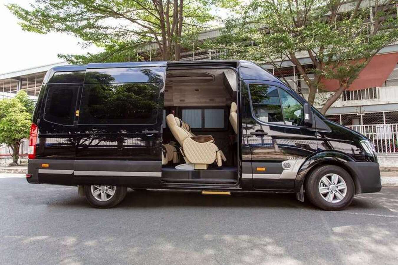 Di chuyển bằng limousine mang lại trải nghiệm tiện nghi và thoải mái trong suốt hành trình.