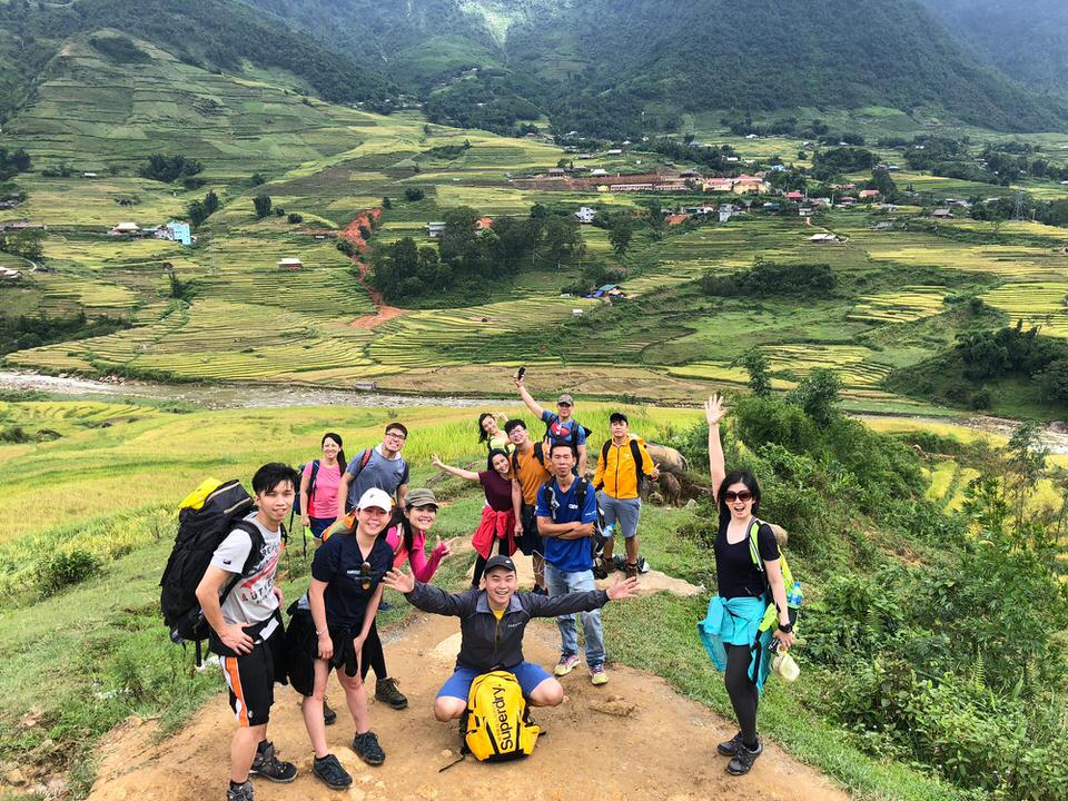 Hình ảnh du khách đi trải nghiệm leo núi, trekking núi rừng Tây Bắc