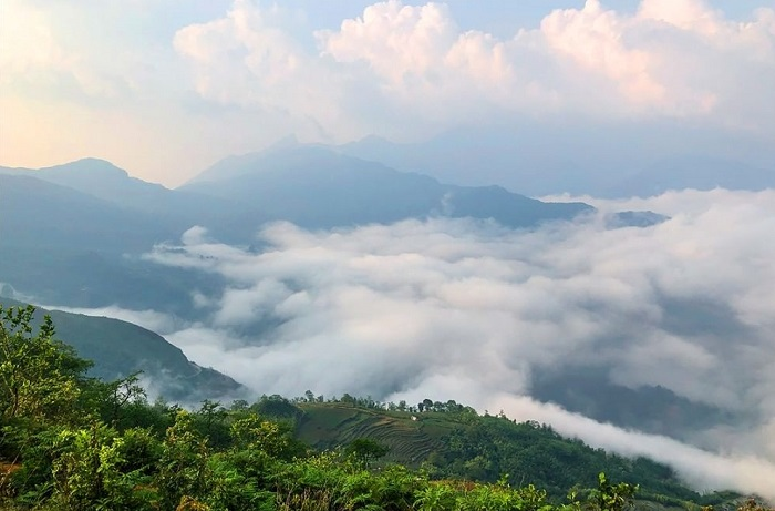 Ngải Thầu là một trong những điểm săn mây nổi tiếng, sở hữu tầm nhìn bao quát núi rừng và ruộng bậc thang Y Tý