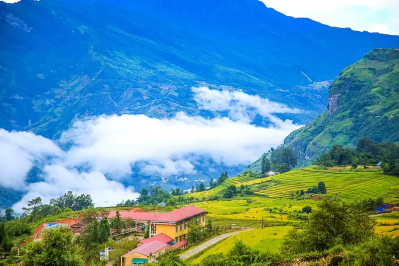 Biển mây bồng bềnh bao quanh những bản làng vùng cao tại Y Tý 
