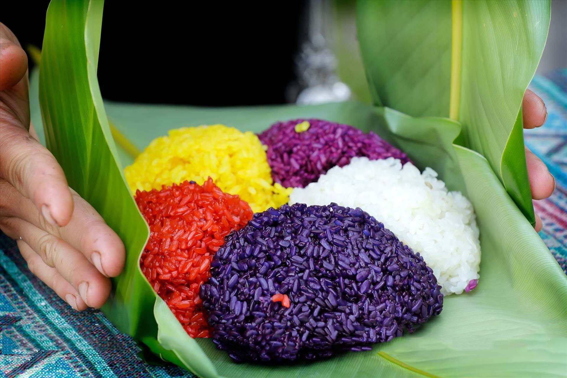 Món xôi bảy màu được chế biến từ các nguyên liệu tự nhiên, mang đậm hương vị núi rừng Tây Bắc