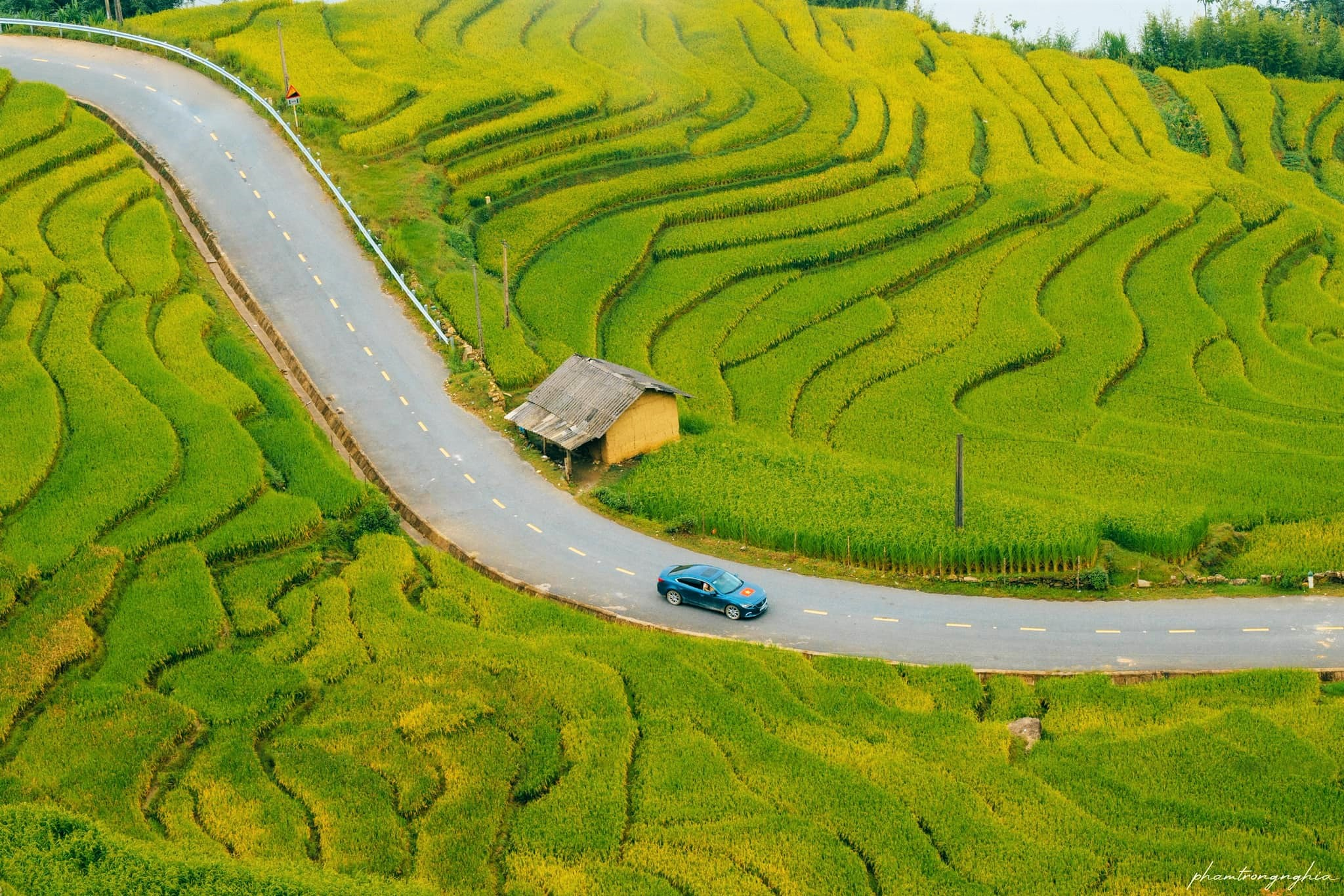 Cung đường từ Sa Pa đi Y Tý đưa du khách băng qua những dãy núi hùng vĩ và thung lũng xanh của Tây Bắc