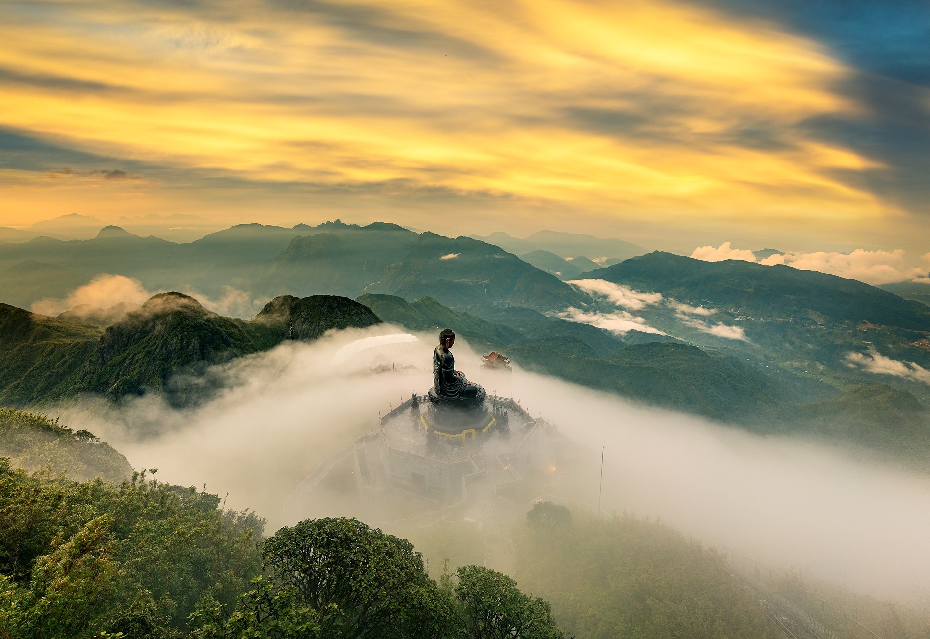 Quẩn thể tâm linh trên đỉnh Fansipan.