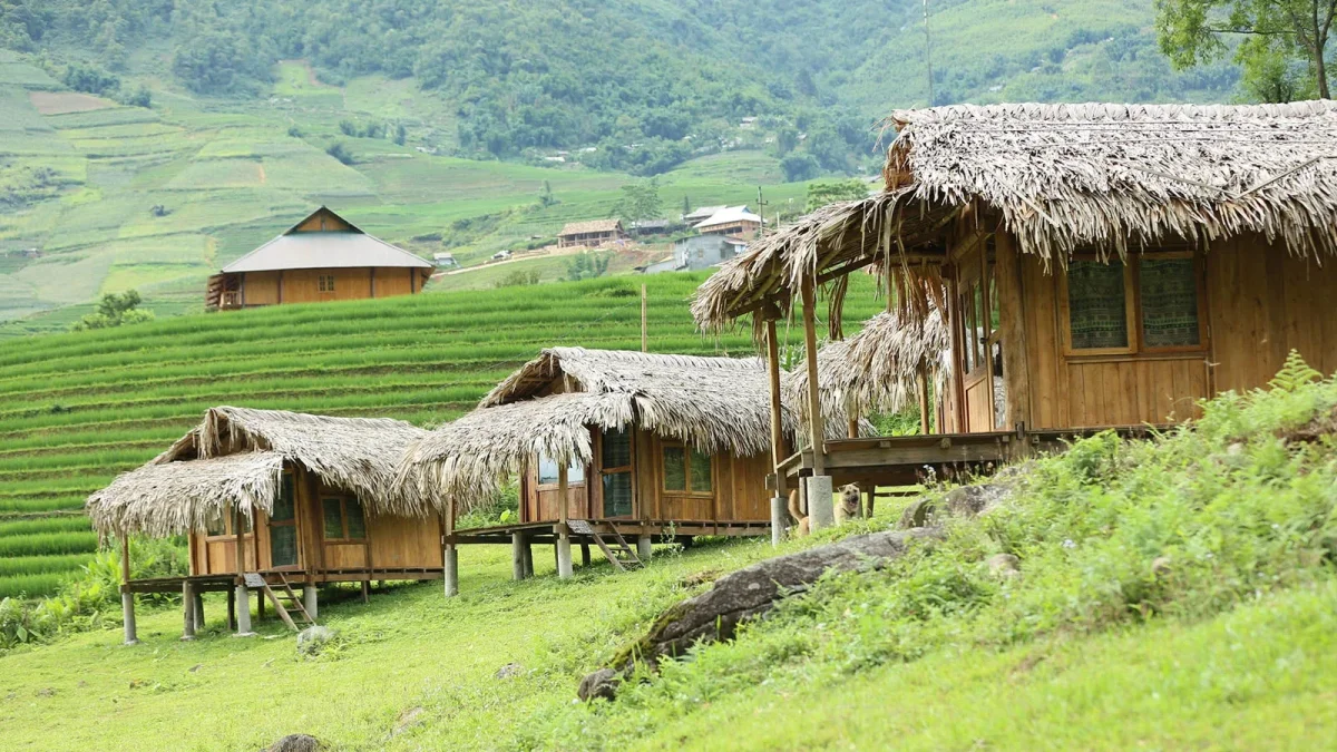 Utopia Eco Lodge nổi bật với bãi cỏ rộng, khung cảnh suối Mường Hoa và dãy Hoàng Liên Sơn.