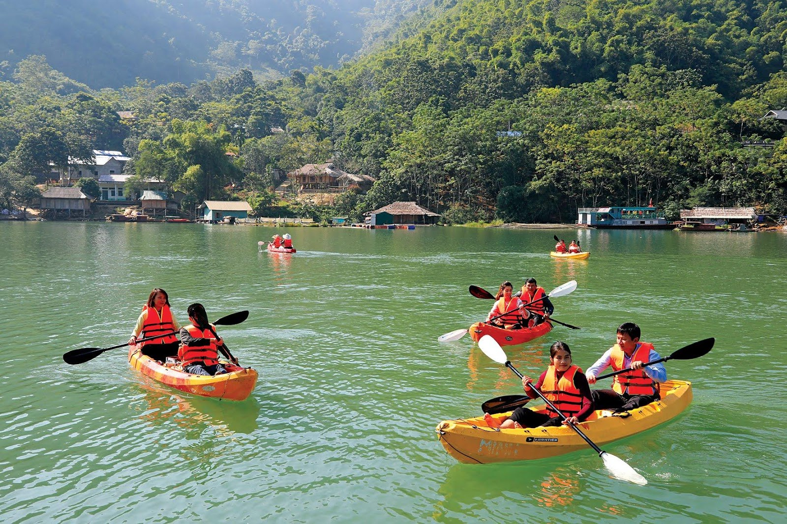 Nhiều du khách lựa chọn Suối Mường Hoa để trải nghiệm chèo thuyền kayak