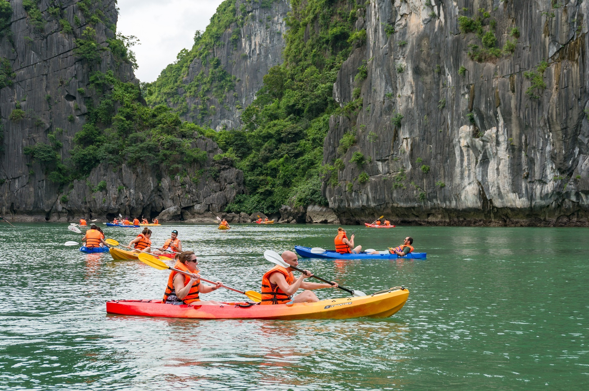 Áo phao là vật dụng bắt buộc nếu du khách muốn trải nghiệm chèo thuyền kayak
