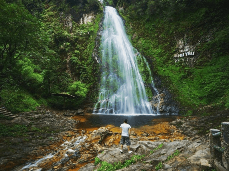 Suối Vàng sở hữu làn nước trong xanh cùng khung cảnh hoang sơ, thu hút du khách đến thư giãn vào mùa hè
