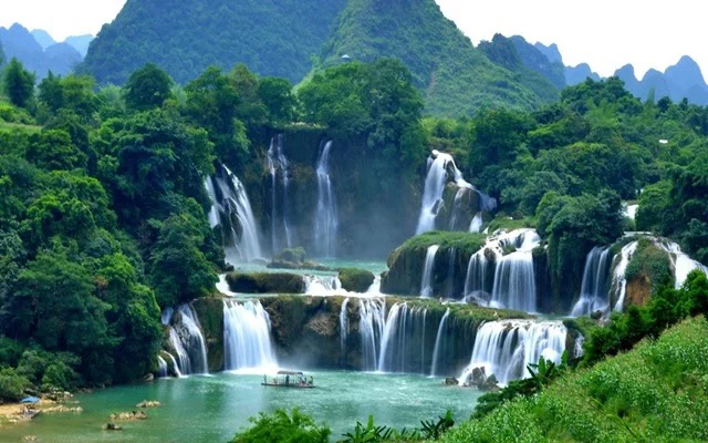 Khung cảnh suối tự nhiên trong lành giữa núi rừng Tây Bắc tạo nên sức hút riêng cho du lịch Sa Pa