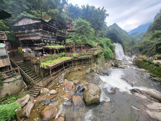 Trải nghiệm ngâm chân dưới làn nước mát lạnh là hoạt động được nhiều du khách yêu thích khi khám phá Sa Pa