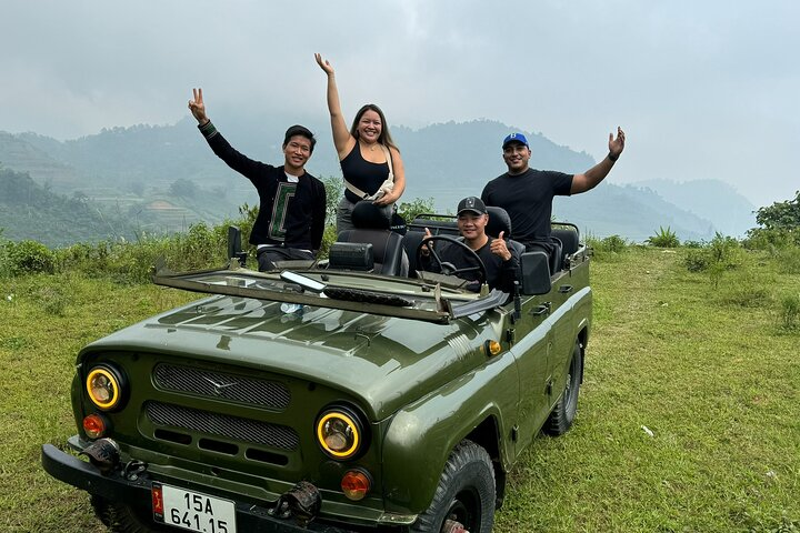 Xe Jeep phù hợp cho gia đình, nhóm bạn và du khách muốn khám phá Sa Pa mà không cần trekking đường dài 
